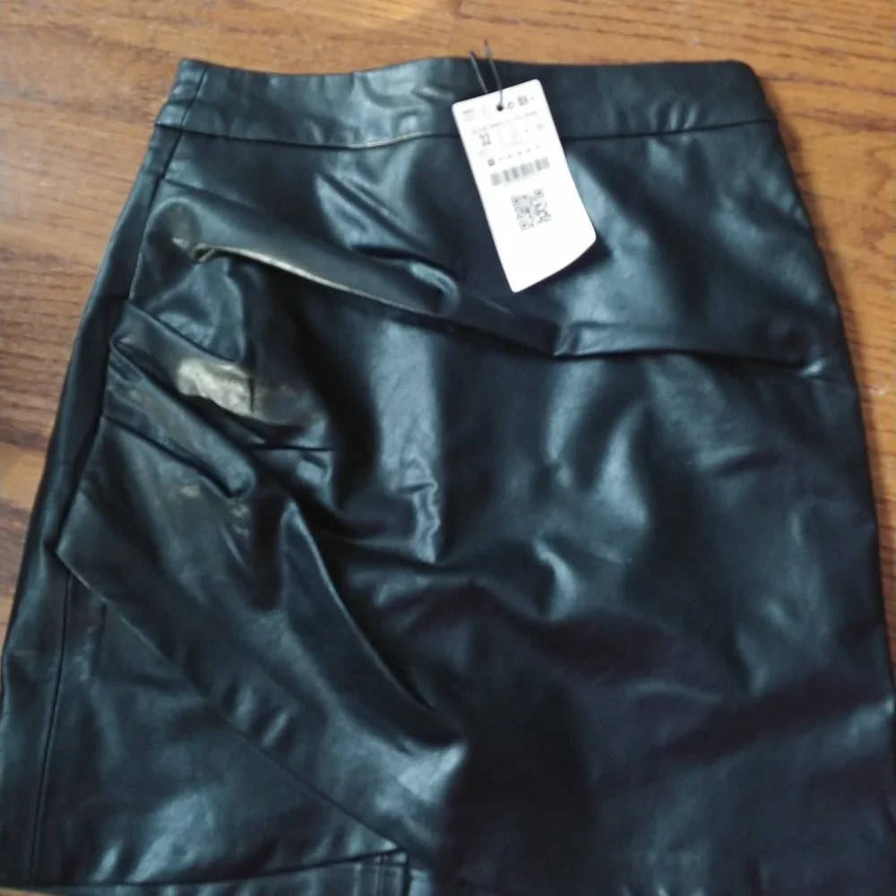 Stradivarius faux leather mini skirt - Picture 5 of 6